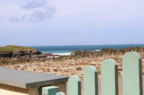 APARTMENT BY THE BEACH, courtyard garden